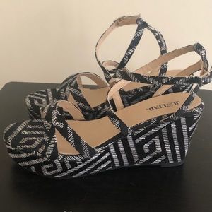 NWOT 7.5 Wedge Platform Fabric Sandals, Silver & Black Geometric Line Pattern